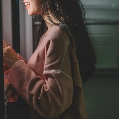 Βραδινές λιγούρες: Γιατί πεινάς αργά το βράδυ + 3 ιδανικές επιλογές από τη διατροφολόγο