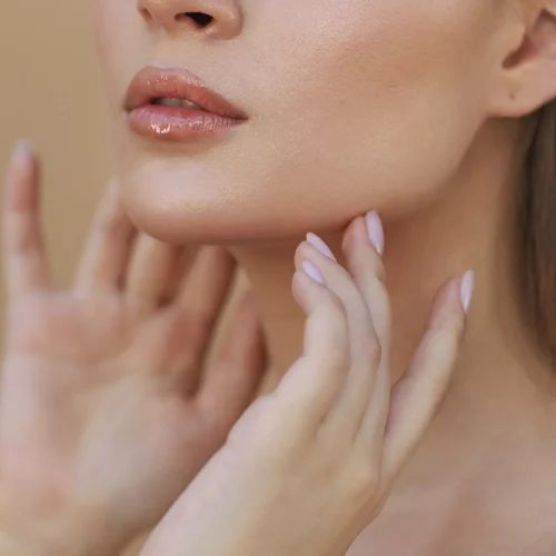 Αντίο χαλάρωση: Τα καλύτερα συσφικτικά έλαια για έναν πιο νεανικό λαιμό