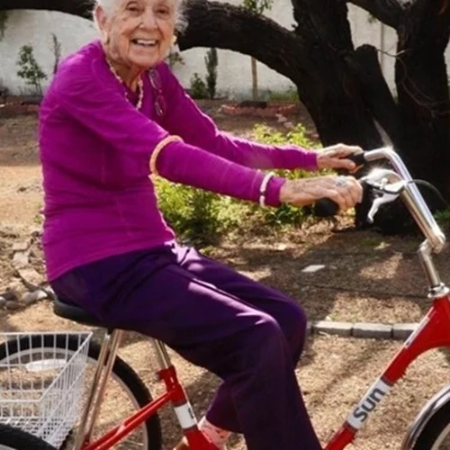 Γιατρός 102 ετών αποκαλύπτει το μυστικό της μακροζωίας και της ευτυχίας