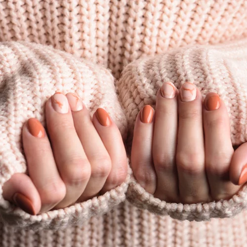 Τα φθινοπωρινά χρώματα που μπορείς να κάνεις για να αναδείξεις τα κοντά νύχια