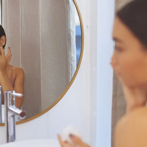 Ρετινόλη: Πώς να εφαρμόσεις το δραστικό συστατικό χωρίς να ερεθιστείς