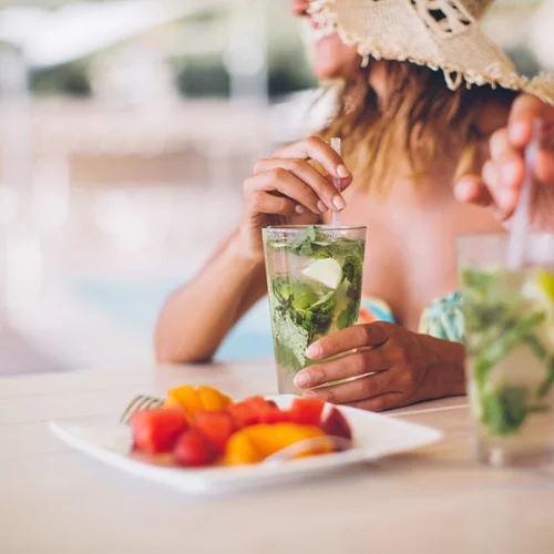 Τι ποτό να πιω το καλοκαίρι; 3 καλοκαιρινά κοκτέιλ με ή χωρίς αλκοόλ