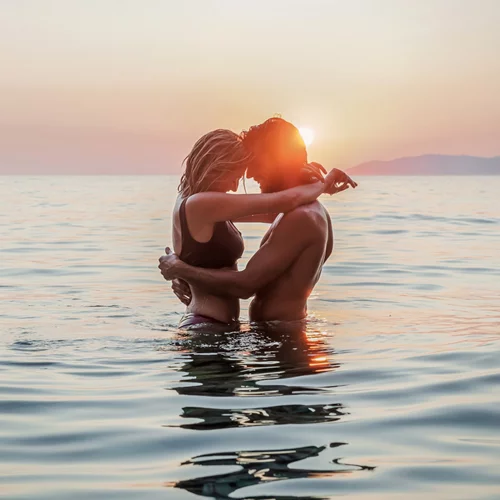 Μπορούν να επιβιώσουν οι καλοκαιρινοί έρωτες; Και αν ναι, ποιες είναι οι παγίδες;