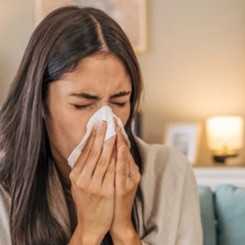 Πώς θα ξεχωρίσουμε τη γρίπη από άλλες ιώσεις του αναπνευστικού - Πού διαφέρουν τα βασικά συμπτώματα