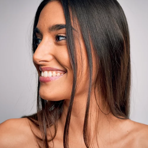 Δεν έχει το hype που του αξίζει, όμως αυτό το έλαιο υπόσχεται τα πιο πυκνά και μακριά μαλλιά που είχες ποτέ