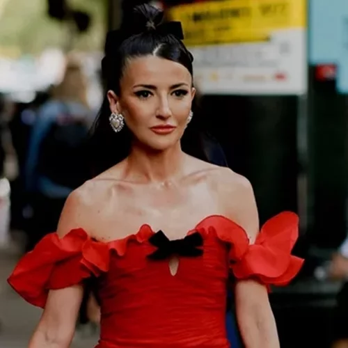 Christmas in red: 10 budget-friendly items στο festive κόκκινο της σεζόν