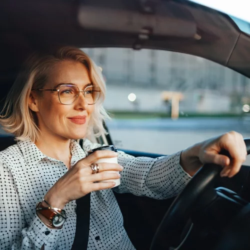 Απαγορεύεται ο καφές στο αυτοκίνητο | Τι απαντά η επιστήμη;