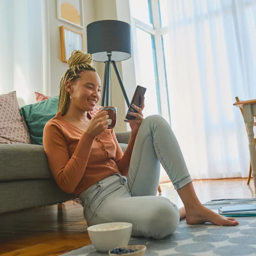 Σήκω από τον καναπέ: Γιατί οι ειδικοί μακροζωίας λένε ότι πρέπει να κάθεσαι στο πάτωμα