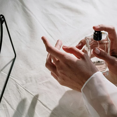 Τα νέα αρώματα που "μυρίζουν" φθινόπωρο θα κάνουν τους πάντες να αναρωτιούνται τι φοράς