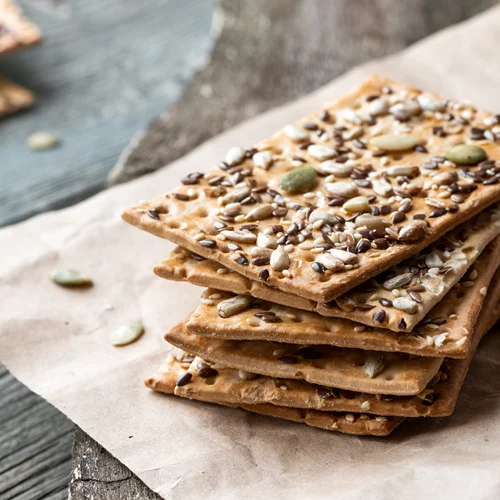 Φτιάξε εύκολα και γρήγορα σπιτικά κράκερς με superfoods