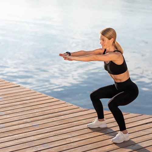 Γιατί τα γόνατά μου κάνουν κρακ ή τρίζουν όταν κάνω squats;