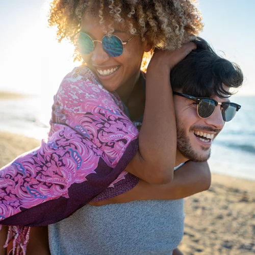 Γιατί οι σχέσεις που ξεκινούν καλοκαίρι είναι ίσως οι ιδανικότερες