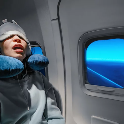 Ταξιδεύεις σε άλλη ήπειρο; Οι ειδικοί αποκαλύπτουν το διατροφικό κόλπο που νικά το jet lag