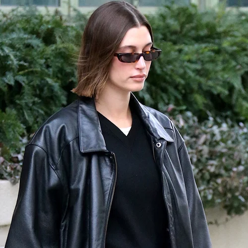 Tο hot χρώμα νυχιών της φετινής άνοιξης, σύμφωνα με τη Hailey Bieber