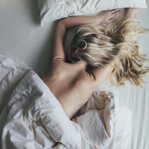 Γιατί πρέπει να ξεκινήσεις να κοιμάσαι γυμνή