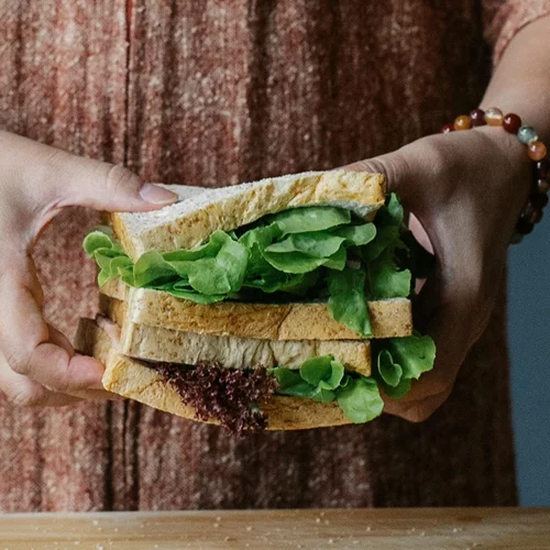 Πέντε συνήθειες που "ρίχνουν" τον μεταβολισμό και δημιουργούν λίπος στην κοιλιά
