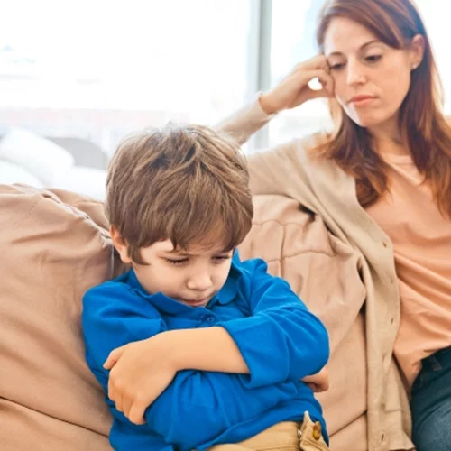 "Θα έπρεπε να ντρέπεσαι": Πώς να μάθουμε στα παιδιά να αναλαμβάνουν τις ευθύνες τους χωρίς να τα κάνουμε να ντρέπονται