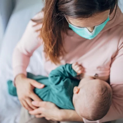 Κόλλησες κορονοϊό: Μπορείς να συνεχίζεις να θηλάζεις το μωρό σου;