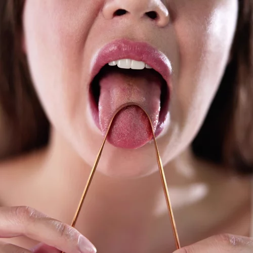 Βήμα - βήμα πώς πρέπει να καθαρίζεις τη γλώσσα σου (ναι, πρέπει να το κάνεις)