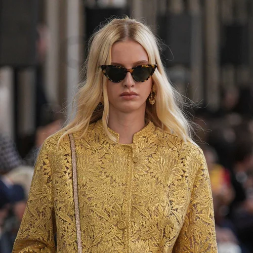 Η top τάση στα κουρέματα της άνοιξης του '24 χαρίζει όγκο ακόμα και στα πιο λεπτά μαλλιά