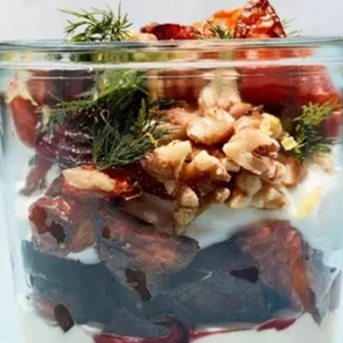 Βαρέθηκες τη γλυκιά γεύση στο γιαούρτι; Τότε δοκίμασε αυτόν τον υγιεινό και αλμυρό συνδυασμό