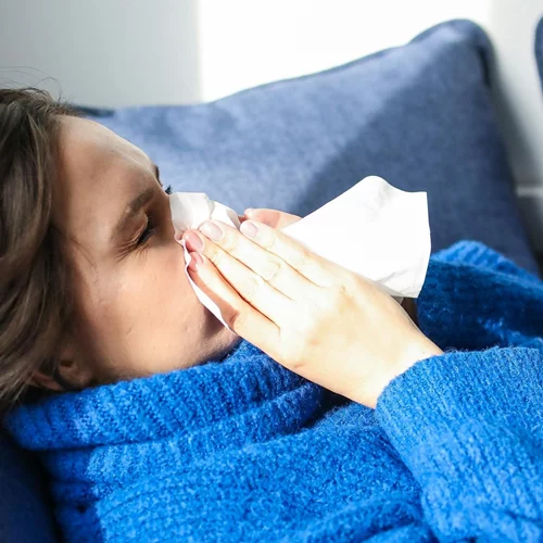 4 συμπτώματα του κοινού κρυολογήματος που μπορεί να είναι ενδείξεις για κάτι πιο σοβαρό
