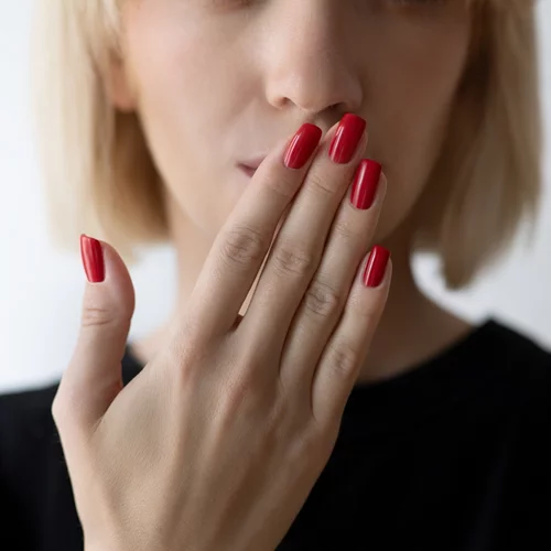 3 κόλπα για να ελέγξεις μόνη σου αν η αναπνοή σου είναι δυσάρεστη