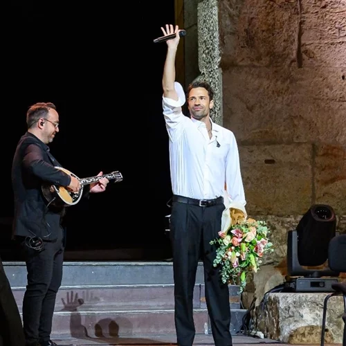 Ο Κωνσταντίνος Αργυρός μάγεψε στο Ηρώδειο τραγουδώντας για τους σκοπούς του φιλανθρωπικού σωματείου "AURORA"