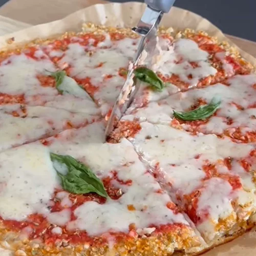 Συνταγή για τη viral pizza με ζύμη από κουνουπίδι