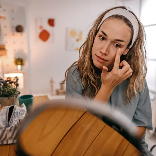 5 DIY beauty συνταγές που βάζουν τέλος στα πρησμένα μάτια