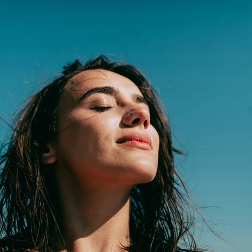 Ένα βίντεο δείχνει τι μας συμβαίνει όταν είμαστε χαρούμενοι