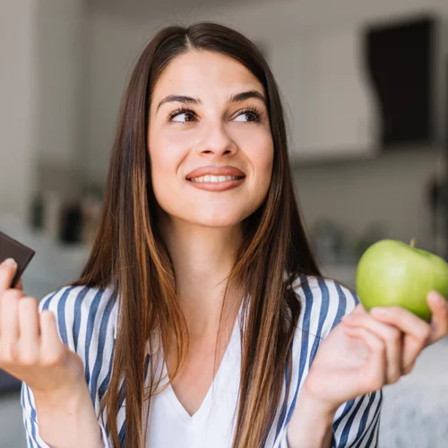 Η σοκολάτα έχει λιγότερη ζάχαρη από το μήλο, αλλά ποιοι είναι οι κίνδυνοι; Τι συμβουλεύει η διατροφολόγος