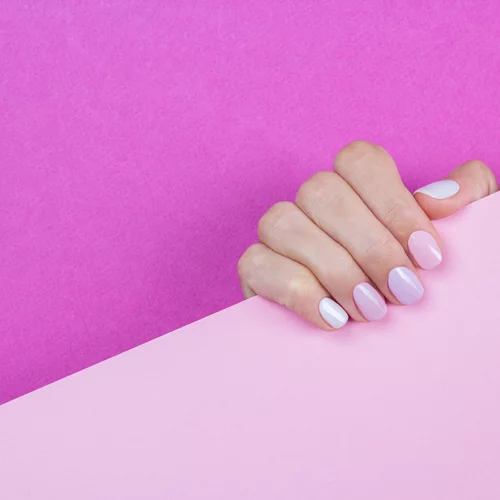 Spring '22 | Το λιλά είναι το νέο nude στα νύχια - και δεν είναι καθόλου βαρετό