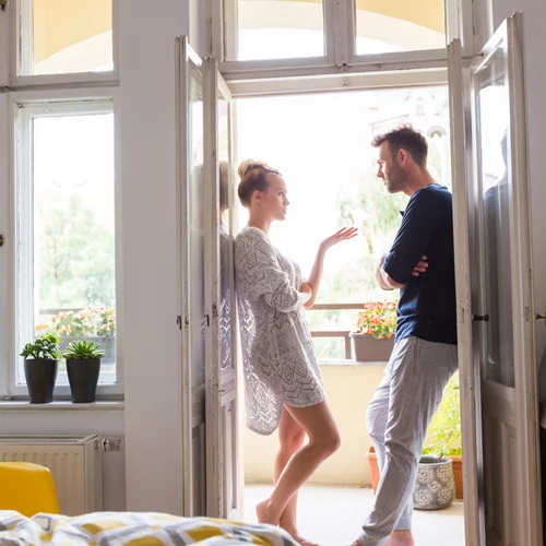 Παθολογική ζήλια στη σχέση: Πώς να διαχειριστείς έναν πολύ ζηλιάρη σύντροφο;