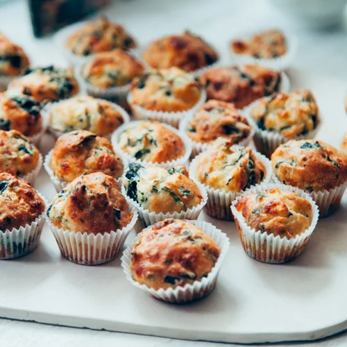 Συνταγή για αλμυρά μάφινς με κρεμμύδι και κάρι