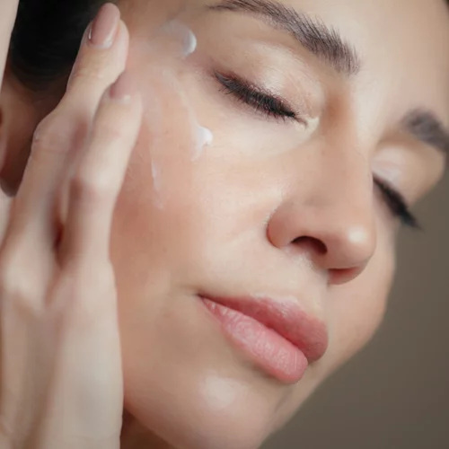 Σαν φρεσκοστημένος χυμός πορτοκάλι: Η κρέμα με βιταμίνη B3 που επαναφέρει τη λάμψη στην επιδερμίδα