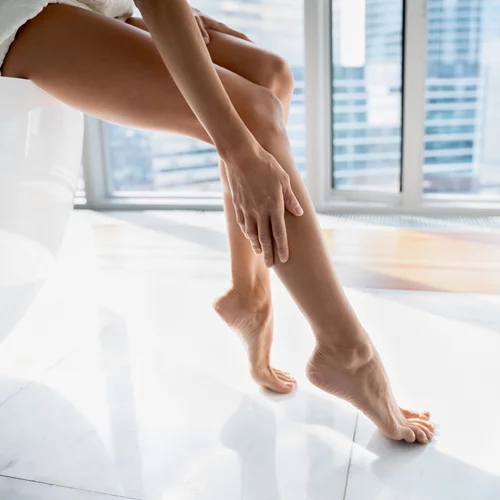 Γιατί πρήζονται τα πόδια μου; Τα "λάθη" και πώς θα τα ανακουφίσουμε