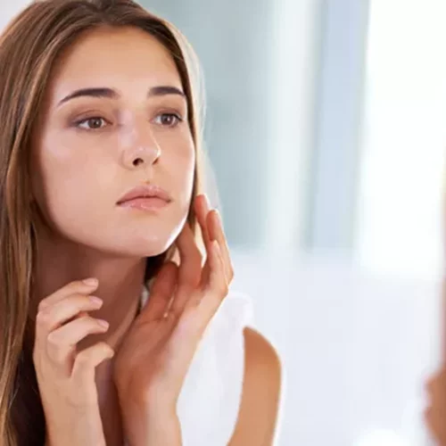 Πώς θα εντάξεις το σαλικυλικό οξύ στην skincare ρουτίνα σου ώστε να απαλλαγείς από τα ενοχλητικά σπυράκια