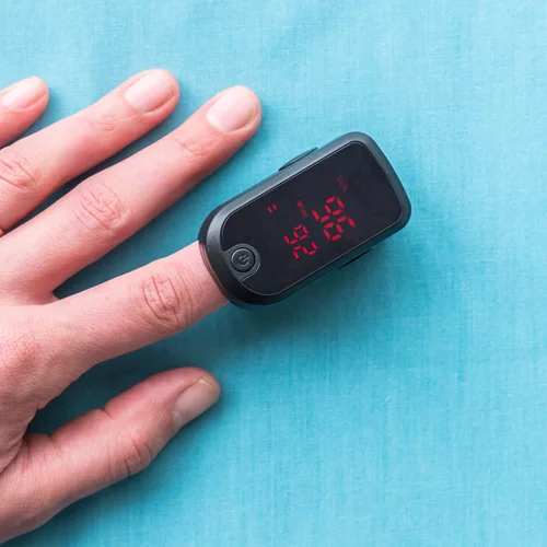 Οξύμετρο: Όσα πρέπει να ξέρουμε για τη μικρή συσκευή που μετρά το οξυγόνο στο αίμα μας