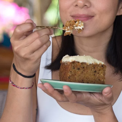 4 λόγοι που θέλεις γλυκό μετά το φαγητό (+ πώς να το σταματήσεις)