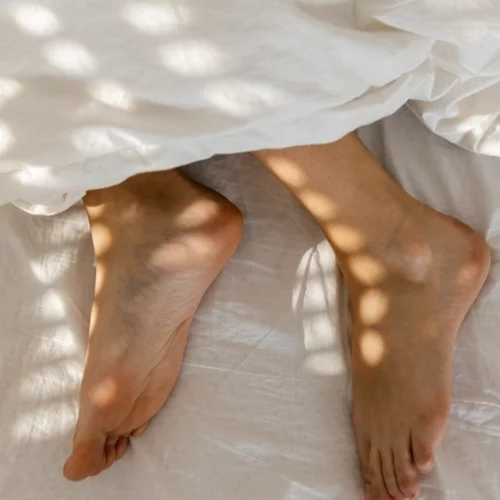 Ξηρά πέλματα; Δερματολόγος αποκαλύπτει γιατί η ενυδατική κρέμα δεν βοηθά - ποια προϊόντα πρέπει να χρησιμοποιείς