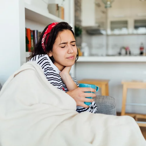 Πονόλαιμος; 5 δοκιμασμένα γιατροσόφια που θα σε ανακουφίσουν