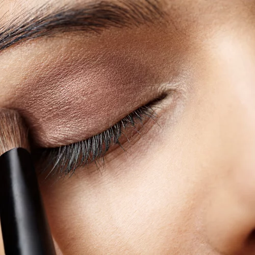 Ένα πανεύκολο eyeshadow hack που θα κάνει τα  μάτια σου να φαίνονται (πολύ) μεγαλύτερα