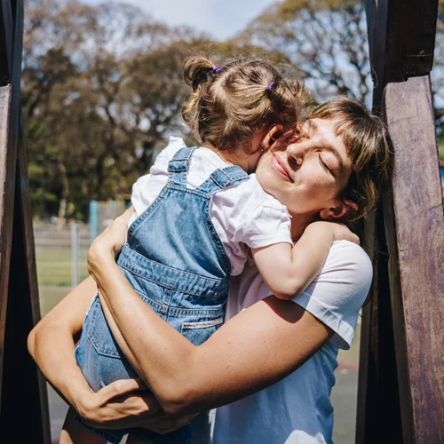 "Ζήτα αμέσως συγγνώμη": Μήπως με αυτή τη φράση μαθαίνουμε στα παιδιά πώς να λένε ψέματα;