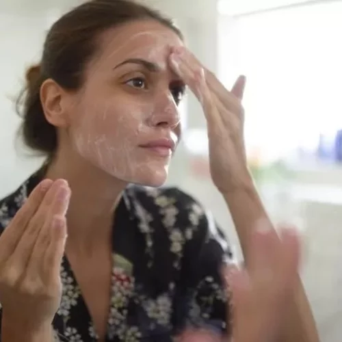 6 καθαριστικά προσώπου με σαλικυλικό για το ακνεϊκό δέρμα