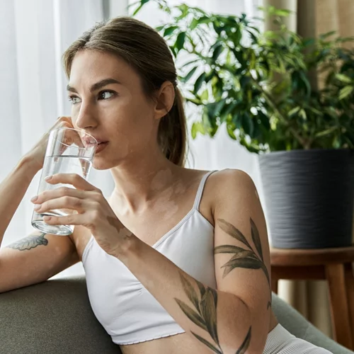 Ξηρό δέρμα: Γίνεται να το ανατρέψεις αν πιεις περισσότερο νερό;