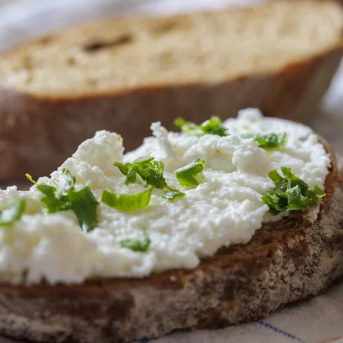 Ανθότυρο vs Cottage: Ποιο τυρί είναι καλύτερο για δίαιτα;