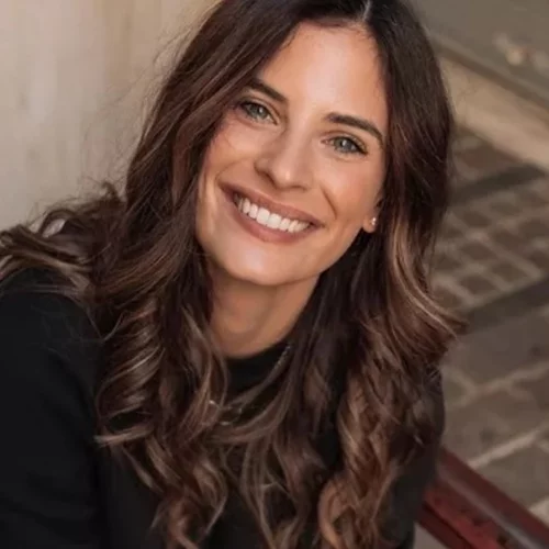 Η Χριστίνα Μπόμπα με το πιο κολακευτικό χρώμα μανικιούρ για κοντά νύχια