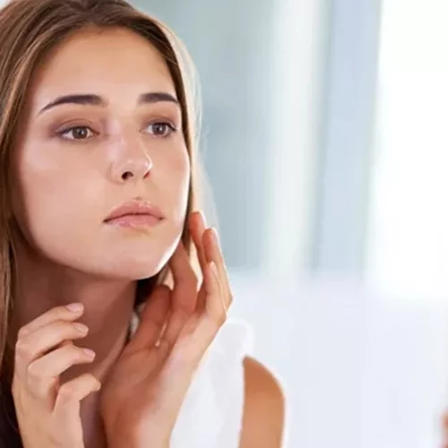 6 απλά βήματα για την καθημερινή φροντίδα του προσώπου με ακμή