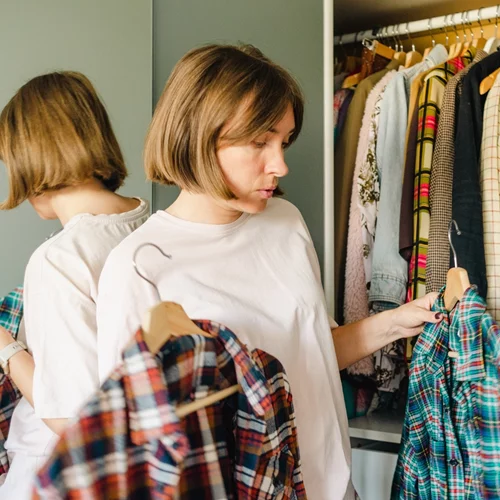 Μικρή ντουλάπα: Το Project 333 θα αλλάξει τον τρόπο που οργανώνεις τα χειμερινά ρούχα